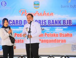 Pelaku Usaha Wisata di Pantai Pangandaran Pakai ID Card