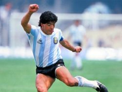 Pele: Maradona Lebih Hebat Dibandingkan Messi