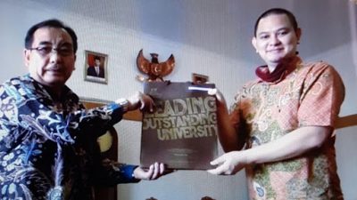 Peneliti dengan Raihan Skor Sinta Tertinggi di UPI Ini Dapat Penghargaan dari Rektor