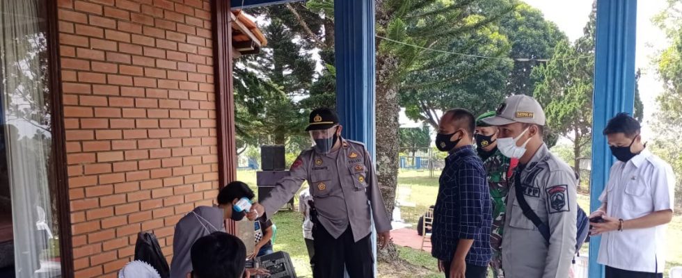 pemeriksaan suhu tubuh di perbatasan Majalengka Sumedang 980x400 1