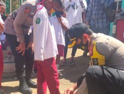 Kala Anak SD Dapat Sepatu Baru Gratis dari Polisi