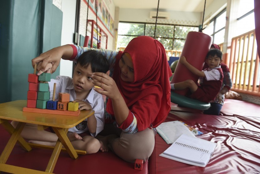 dua anak berkebutuhan khusus menjalani terapi di sekolah inklusif 170118164302 482 1