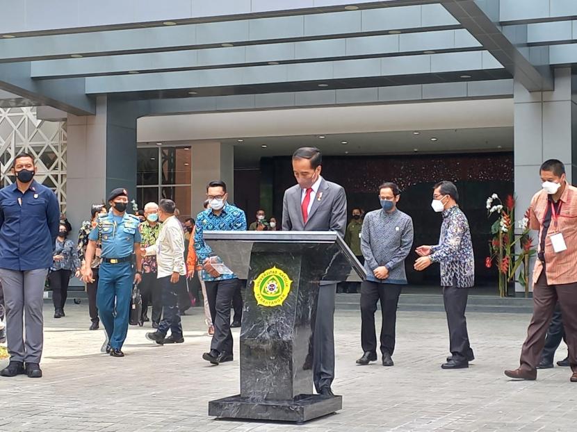 presiden joko widodo meresmikan gedung pusat pembelajaran arntz geise universitas 220117120255 875 1