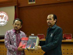 UPI Hibahkan 23 Judul Buku ke Perpustakaan KPID Jabar