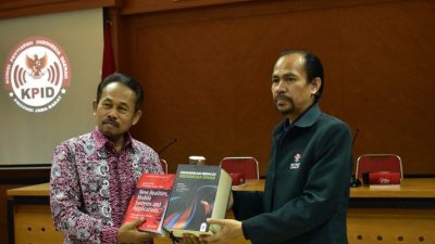 UPI Hibahkan 23 Judul Buku ke Perpustakaan KPID Jabar