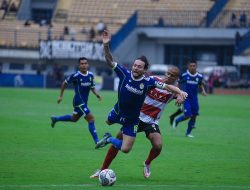 Dipermalukan Madura United, Pelatih Persib Malah Puji Robi Darwis