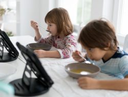 Waspadalah, Perkembangan Psikis Anak Terganggu Saat Makan Sambil Main Gadget
