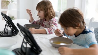 Waspadalah, Perkembangan Psikis Anak Terganggu Saat Makan Sambil Main Gadget