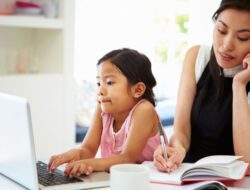 Tips Mengasuh Anak bagi Orang Tua yang Sibuk Bekerja