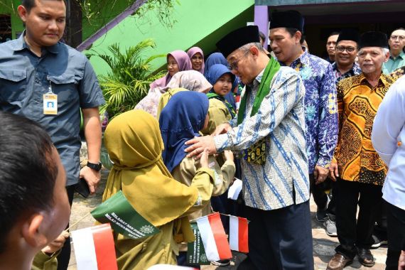 mendikdasmen abdul muti saat meninjau ujicoba makan bergizi