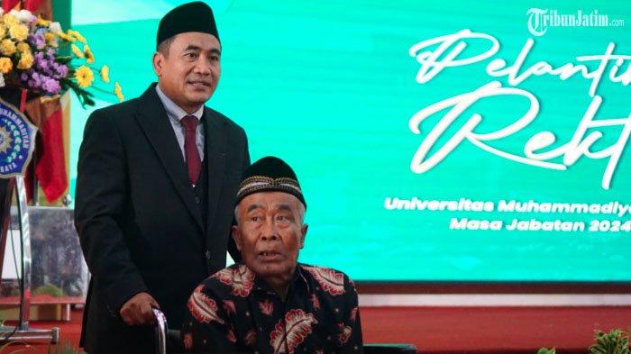 Mundakir Rektor UM Surabaya saat pelantikan bersama ayahnya yang berada di kursi roda