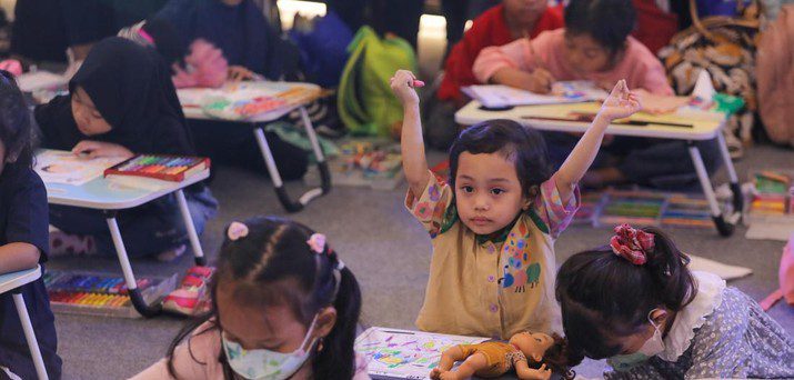 sejumlah anak mengikuti lomba mewarnai saat berlangsungnya acara investment expo 2023 di central park mall jakarta sabtu 16920 7 169