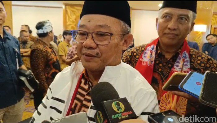 mendikdasmen abdul muti saat ditemui di surabaya