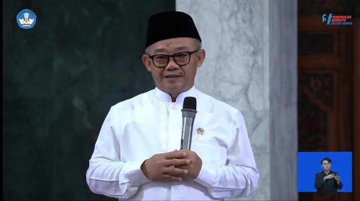 mendikdasmen abdul muti saat menyampaikan tausiyah terkait nuzulul quran 1742196752864 169