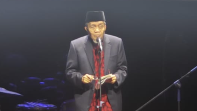 Peristiwa Nyentrik Penyair Peringati Hari Puisi Nasional dengan Upacara di TIM 662x375 1