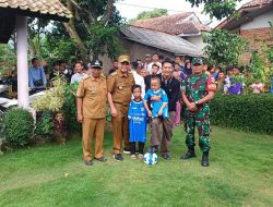 Wagub Jabar bersama Bintang Persib Beckham Putra Kunjungi Penyandang Disabilitas di Puteran Bandung Barat 14 Wagub Jabar bersama Bintang Persib Beckham Putra Kunjungi Penyandang Disabilitas di Puteran Bandung Barat