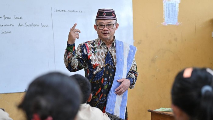 mendikdasmen abdul muti saat mengunjungi smp n 1 komodo 1741774122557 169