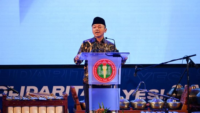 wamendikdasmen fajar dalam acara ulang tahun pgri 2025 1764476437584 169