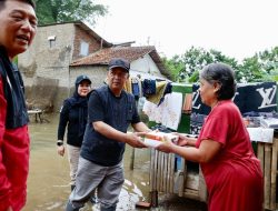 Peduli Banjir di Kabupaten Bandung, Sekretariat DPRD Jabar Serahkan Bantuan Ke Desa Rancamanyar