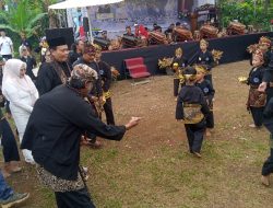 Gelar Sapa Warga di Padepokan Pusaka Danalaga, Yod Mintaraga Dikalungi Kain Batik Sukapura