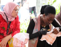 The 6th FPEB International Day, 144 Mahasiswa dari Berbagai Negara Ikuti Workshop Batik Megamendung