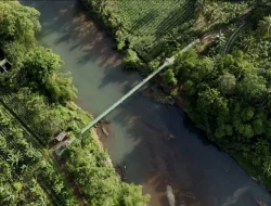 Jembatan Gantung Cipalebuh Garut Selamatkan Anak-anak Sekolah dari Derasnya Arus Sungai