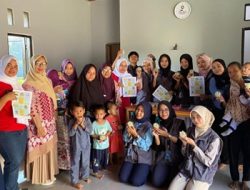 Inovasi Puding Daun Kelor: Mahasiswa KKN Ummada Ajak Warga Desa Tuk Cirebon Cegah Stunting sejak Dini