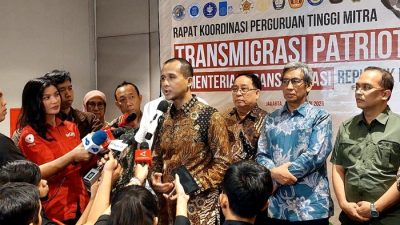 menteri transmigrasi iftitah sulaiman suryanagara usai rapat koordinasi perguruan tinggi mitra transmigrasi patriot 2026 di ho 1768783559366 169