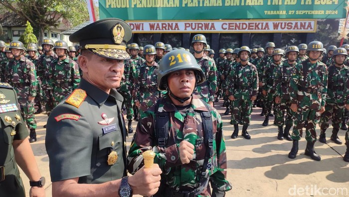 pangdam ixudayana mayjen muhammad zamroni dan calon bintara tni ad joni si pemanjat tiang bendera saat ditemui detikbali di ri 169