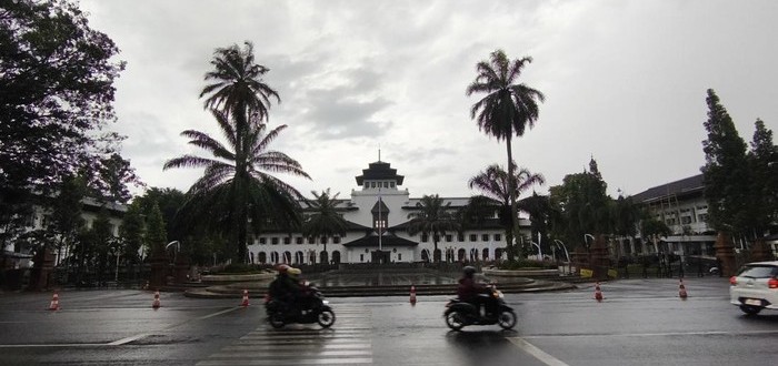sentuhan bertema candi bentar jadi wajah baru di gedung sate kota bandung 1763618191168 169