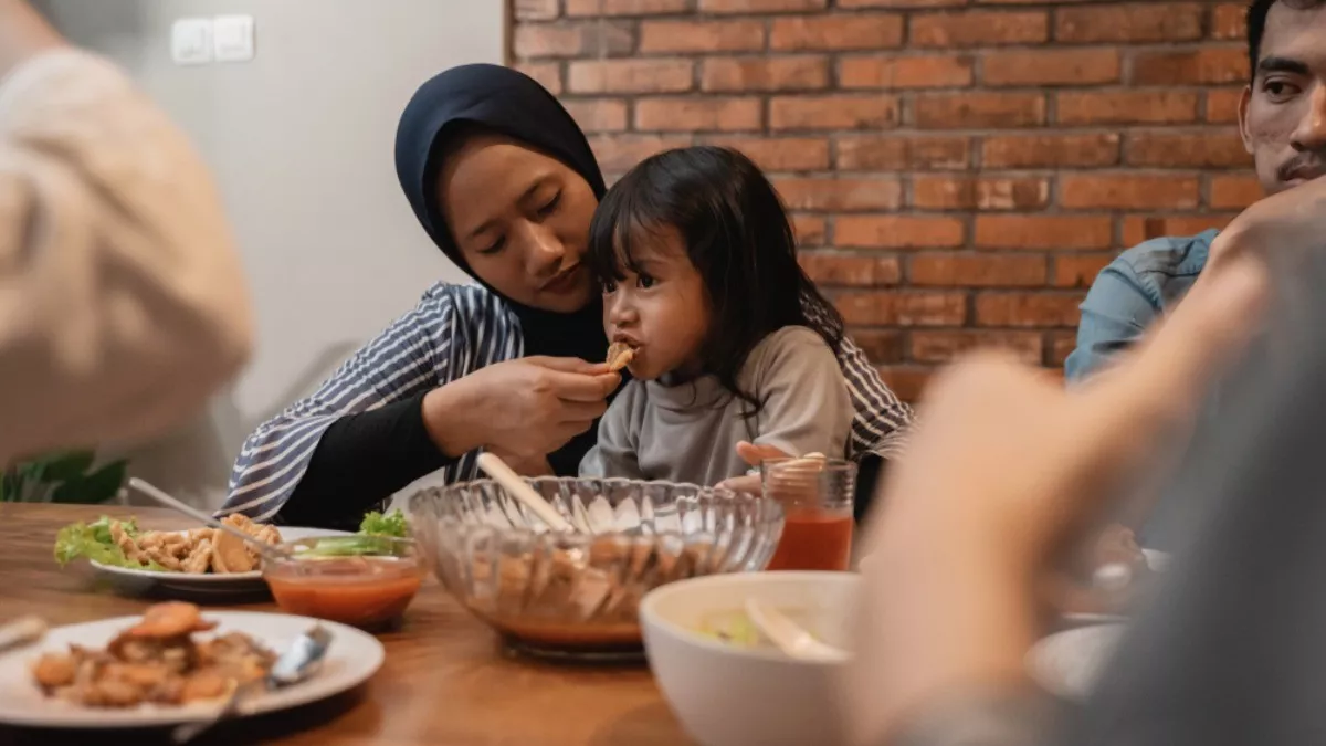 028904600 1588328017 Ilustrasi Anak Balita sedang Sahur shutterstock 1380000104