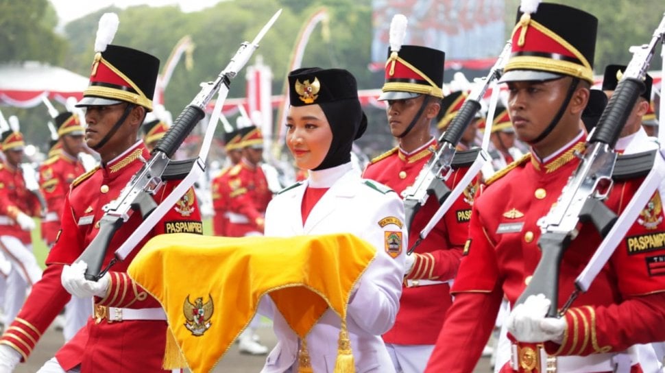 19941 anggota paskibraka membawa bendera pusaka istimewa