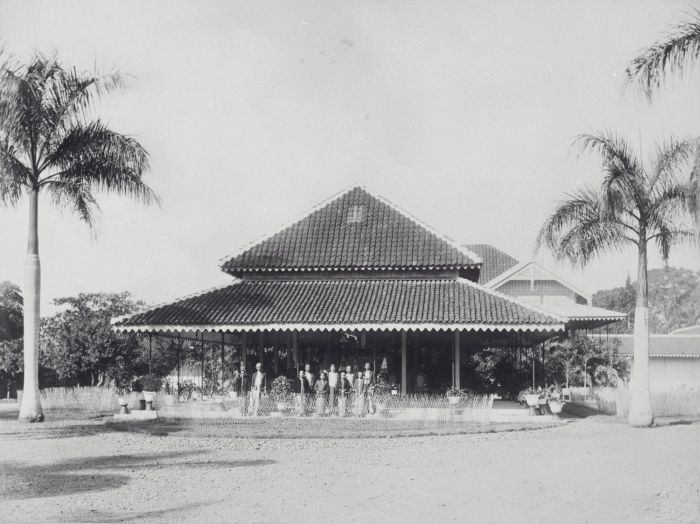 COLLECTIE TROPENMUSEUM Regentenwoning te Cianjur Preanger TMnr 60041826.jpg