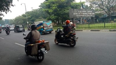 Pria Tangguh dari Bandung Timur, Jaga Bunderan Cibiru Tetap Bersih