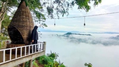 ribuan pengunjung mendatangi puncak bangku ciamis untuk melihat fenomena hamparan awan negeri di atas awan 1743828467664 169