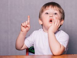 Kenapa Anak Sering Bertanya kepada Orang Tua? Ini Alasannya