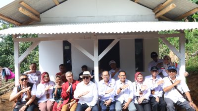 UPI Renovasi Rumah dan Beri Akses Listrik bagi Warga Mekarsari Bandung Barat