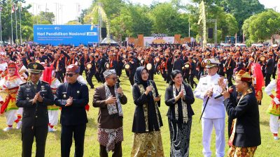 Pergelaran Seni Kolosal Meriahkan Hardiknas 2026, Mendikdasmen pun Ikut Bernyanyi