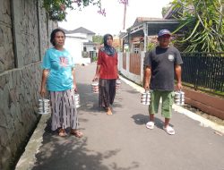 Lansia Kawunghilir Majalengka Tersenyum, Totalitas Kuwu Berbagi kepada Warga