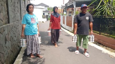 Lansia Kawunghilir Majalengka Tersenyum, Totalitas Kuwu Berbagi kepada Warganya