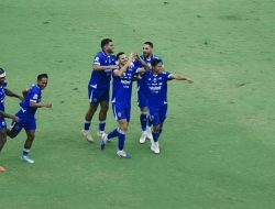 Persib Kokoh di Puncak Klasemen, Ancang-ancang Bungkam Persija