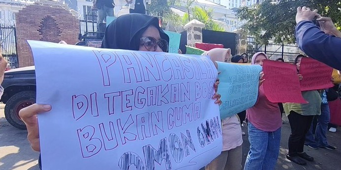ibu ibu unjuk rasa di depan kantor dprd jawa barat imbas carut marut pcmb 2026 1781155889707 169
