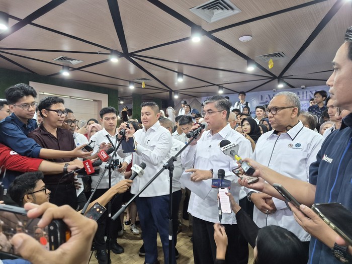 menaker yassierli dalam acara launching pembukaan program pemagangan nasional lulusan perguruan tinggi angkatan 2 tahun 2026 d 1782711822750