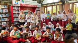 Kepala Kantor Pengelolaan Perpustakaan Unpad Sharing bersama Komunitas Gada Membaca